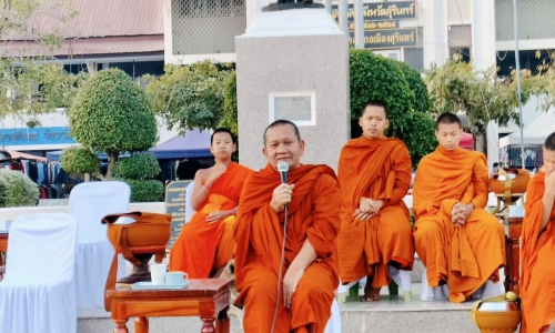 "ปศุสัตว์สุรินทร์ ร่วมโครงการผู้ว่าฯ พาแต่งผ้าไทย ทำบุญใส่บาตรกับช้างทุกวันเสาร์"